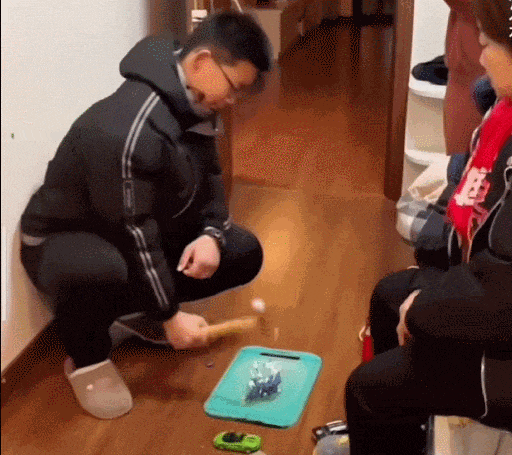 逼孩子亲手砸烂玩具、扔掉漫画还得鞠躬致谢：这不是教育是霸凌(图1)